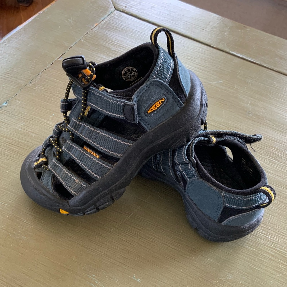 Excellent Condition Keens Navy Sandals